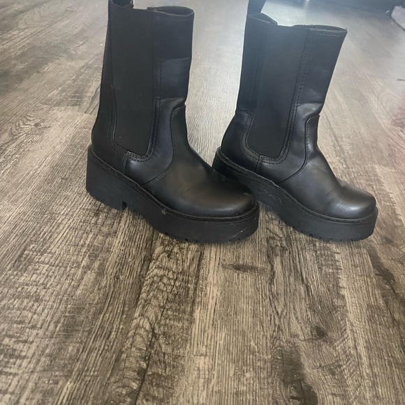 Black boots - Picture 3 of 3